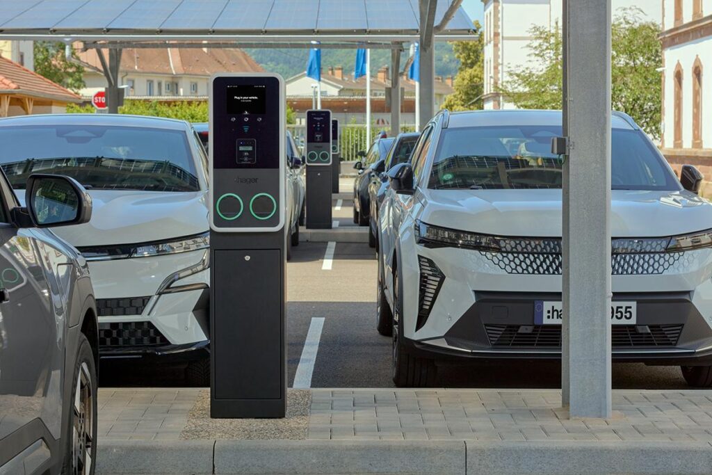 Postos de carregamento entre veículos elétricos num parque coberto por painéis solares