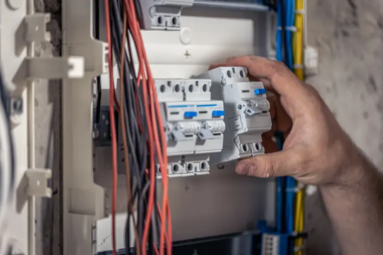 Intervenção técnica nos dispositivos de proteção de um quadro elétrico